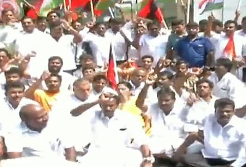 காவிரி மேலாண்மை வாரியம் அமைக்கக் கோரி 4-வது நாளாக திமுகவினர் சாலை மற்றும் ரயிலை மறித்து போராட்டம்