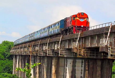இந்தியாவில் 37 ஆயிரம் ரெயில்வே பாலங்கள் 100 வருடங்கள் பழமையானவை; மத்திய மந்திரி தகவல்