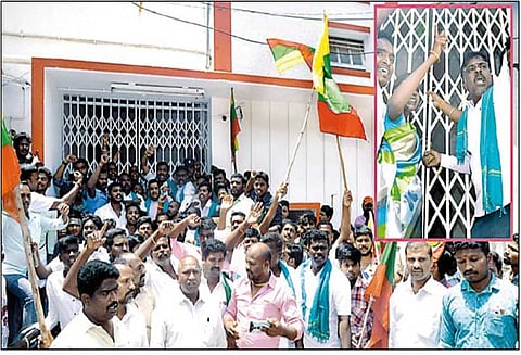 காவிரி மேலாண்மை வாரியம் அமைக்காததை கண்டித்து கடலூர் பாஸ்போர்ட் அலுவலகத்துக்கு பூட்டு போட்டு போராட்டம்