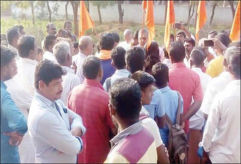 விநாயகர் கோவிலை அகற்ற எதிர்ப்பு: குரும்பூர் ரெயில் நிலையத்தை இந்து அமைப்பினர் முற்றுகை