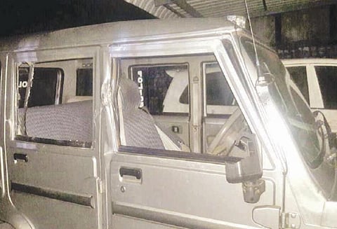 பந்தலூர் அருகே போலீஸ் துணை சூப்பிரண்டு வாகனத்தை தாக்கிய காட்டு யானை