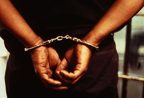 திருடன் என நினைத்து பழைய பொருட்கள் சேகரிப்பவர் அடித்து கொலை 4 காவலாளிகள் கைது