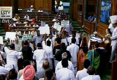 காவிரி விவகாரத்தால் கடும் அமளி: மக்களவை நாள் முழுவதும் ஒத்திவைப்பு