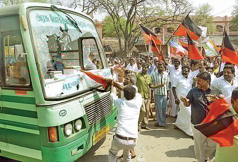 சாலை மறியலில் ஈடுபட்ட தி.மு.க. எம்.எல்.ஏ.க்கள் உள்பட 3,200 பேர் கைது