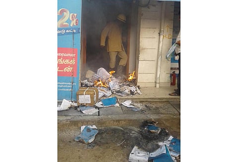 ஜோலார்பேட்டையில் தனியார் நிதி நிறுவனத்தில் தீ விபத்து