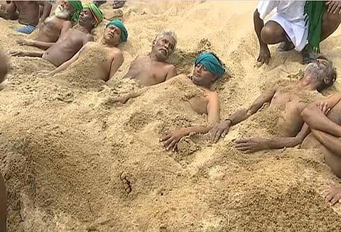 காவிரி வாரியம் அமைக்க வலியுறுத்தி, காவிரி ஆற்றில் மணலில் புதைந்து, விவசாயிகள் போராட்டம்