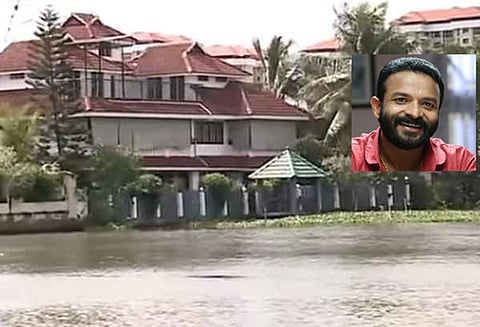 ஏரியை ஆக்கிரமித்த நடிகர் ஜெயசூர்யா