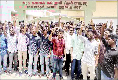 காவிரி மேலாண்மை வாரியம் அமைக்கக்கோரி அரசு கலைக்கல்லூரி மாணவர்கள் ஆர்ப்பாட்டம்