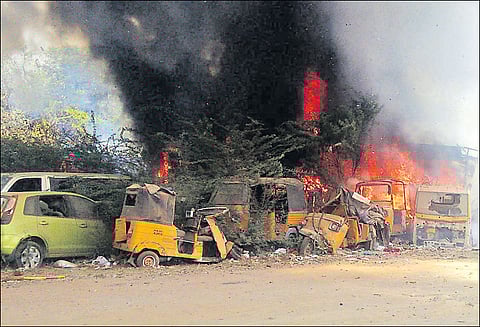 வழக்குகளில் சிக்கிய வாகனங்கள் தீப்பிடித்து எரிந்தன