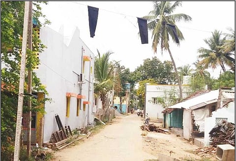 திருமானூர் பகுதியில் கொள்ளிடம் ஆற்றில் மணல் குவாரி அமைக்க எதிர்ப்பு தெரிவித்து வீடுகளில் கருப்புக்கொடி ஏற்றி பொதுமக்கள் போராட்டம்