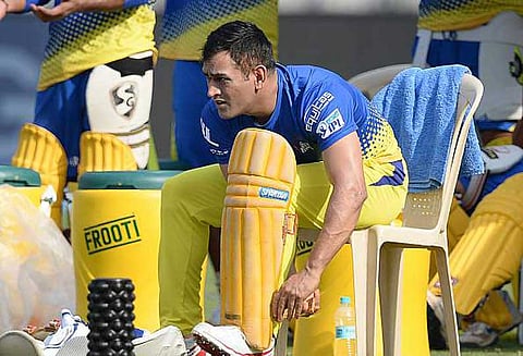 11-வது ஐபிஎல் கிரிக்கெட் தொடர் : மும்பைக்கு எதிரான முதல் போட்டியில், சென்னை அணி பந்துவீச்சு