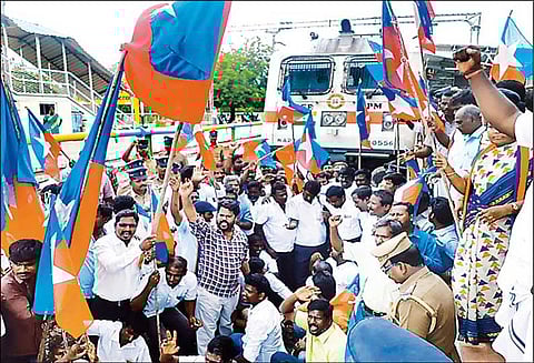 விருத்தாசலத்தில் விடுதலை சிறுத்தைகள் கட்சியினர் ரெயில் மறியல்