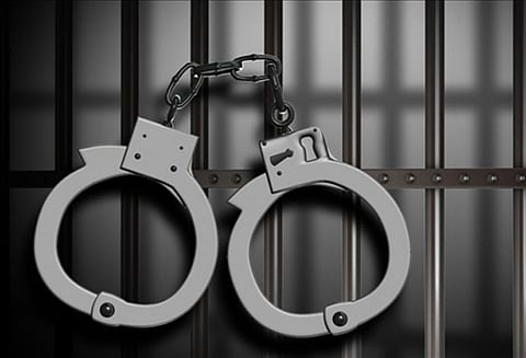 பள்ளி ஆசிரியைகளிடம் நகை வாங்கி மோசடி - முதியவர் கைது