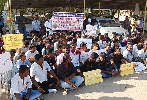 57-வது நாள் ஸ்டெர்லைட் போராட்டம்; திருச்செந்தூர் தனியார் கல்லூரி மாணவர்கள் வகுப்புகளை புறக்கணித்து போராட்டம்