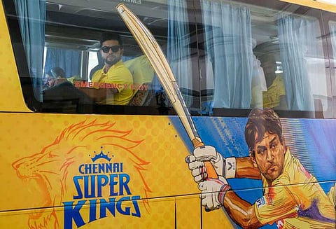 பலத்த பாதுகாப்புடன் தனித்தனி கார்களில் சென்னை வீரர்கள் ஹோட்டலுக்கு திரும்பினர்