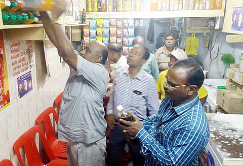 கடைகளில் உணவு பாதுகாப்புத்துறை அலுவலர்கள் ஆய்வு குளிர்பானங்கள் அழிப்பு