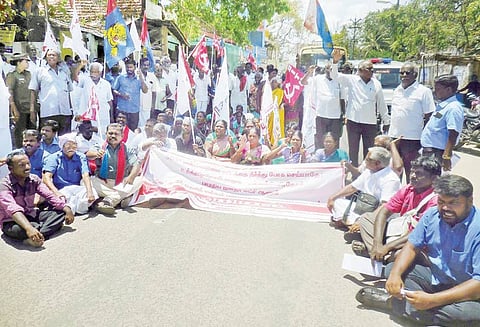 எஸ்.சி., எஸ்.டி. வன்கொடுமை தடுப்பு சட்டத்தை பாதுகாக்க வலியுறுத்தி திருச்செந்தூரில் சாலைமறியல்