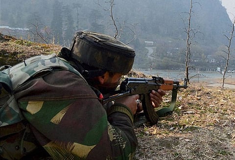 காஷ்மீரில் தீவிரவாதிகளுடன் மோதல்; பாதுகாப்பு படை வீரர் உள்பட 2 பேர் பலி