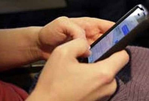 சார்ஜ் செய்தபடியே செல்போனில் வீடியோ கேம் விளையாடிய போது செல்போன் வெடித்து சிறுவன் பலி