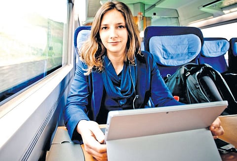 வசிப்பிடமாக மாறிய ரெயில் பயணம்