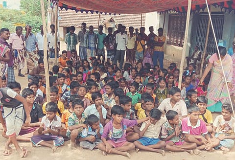 குழந்தைகளை பள்ளிக்கு அனுப்பாமல் பொதுமக்கள் போராட்டம்