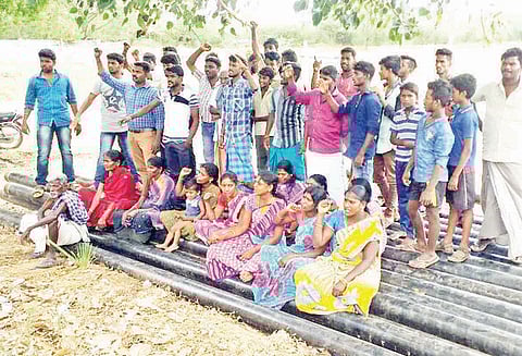 திருவாரூர் அருகே ஓ.என்.ஜி.சி. நிறுவனம் குழாய் பதிக்க எதிர்ப்பு; கிராம மக்கள் போராட்டம்