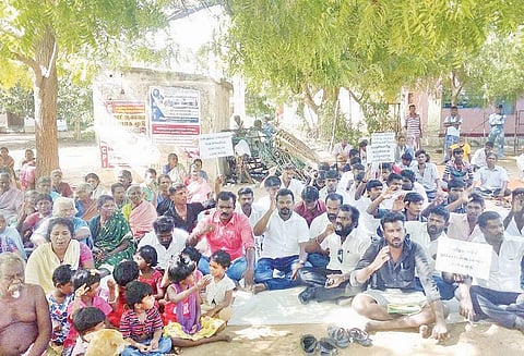 தூத்துக்குடி ஸ்டெர்லைட் ஆலையை மூடக்கோரி பொதுமக்கள் போராட்டத்தில் குதித்தனர்