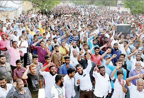 காஷ்மீரில் சிறுமி படுகொலையை கண்டித்து தமிழ்நாடு தவ்ஹீத் ஜமாத் அமைப்பினர் ஆர்ப்பாட்டம்