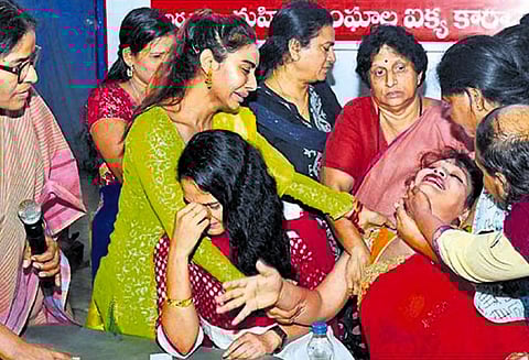 பாலியல் தொல்லை கொடுப்பதாக கதறி அழுத நடிகைகள்