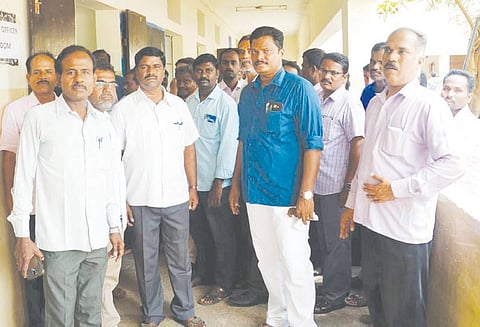 உள்ளிருப்பு போராட்டத்தில் ஈடுபட்ட ஆசிரியர்களுக்கு பிளஸ்-2 விடைத்தாள்கள் திருத்த வழங்கப்படவில்லை