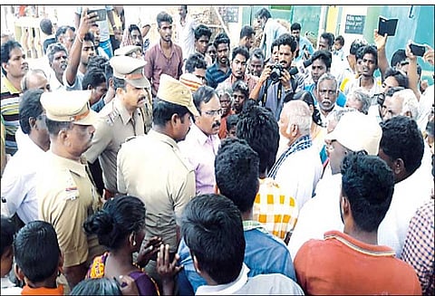 வெள்ளாற்றில் மணல் கடத்தலை தடுக்க கோரி கிராம மக்கள் போராட்டம்