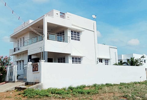 சங்கரன்கோவில் அருகே துணிகரம் தனியார் நிறுவன அதிகாரி வீட்டில் 50 பவுன் நகை, ரூ.5½ லட்சம் கொள்ளை