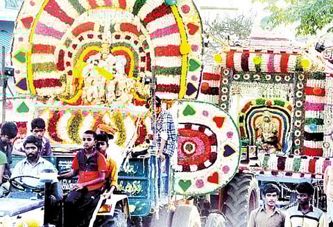 மதுரகாளியம்மன் கோவிலில் பூச்சொரிதல் விழா ரதங்களில் மலர்களை எடுத்து வந்து வழிபட்டனர்