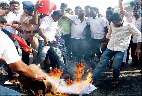 சேலம் மாநகரில் எச்.ராஜா உருவபொம்மையை எரித்து தி.மு.க.வினர் போராட்டம்