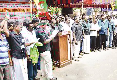 காவிரி மேலாண்மை வாரியம் அமைக்க வலியுறுத்தி மோட்டார்சைக்கிள் பழுதுநீக்குவோர் உண்ணாவிரதம்