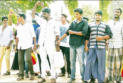 காவிரி போராட்டத்தில் பஸ்களை உடைத்ததாக கைதானவர்கள்: 20 பேர் ஜாமீனில் விடுதலை