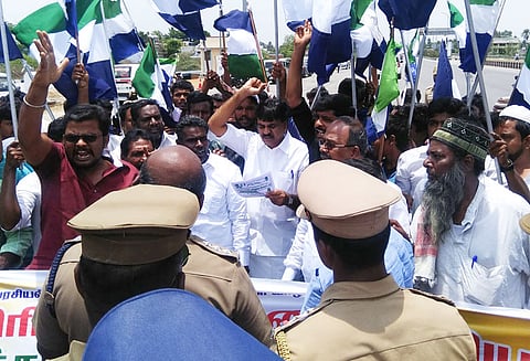 காவிரி மேலாண்மை வாரியம் அமைக்கக்கோரி பள்ளிகொண்டா சுங்கச்சாவடி முற்றுகை