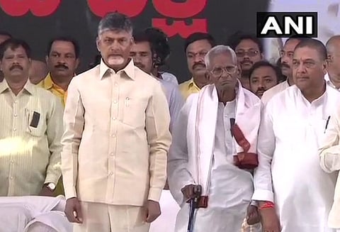 ஆந்திராவுக்கு சிறப்பு அந்தஸ்து அளிக்கக் கோரி சந்திரபாபுநாயுடு உண்ணா விரத போராட்டம்