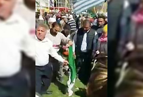 மோடிக்கு எதிராக ஆர்ப்பாட்டம்: லண்டனில் இந்திய தேசியக்கொடி கிழிக்கப்பட்டதால் பரபரப்பு