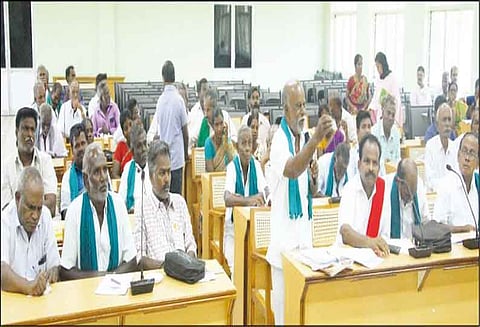 பயிர்களை சேதப்படுத்தும் பன்றிகளை துப்பாக்கியால் சுட அனுமதிக்க வேண்டும்