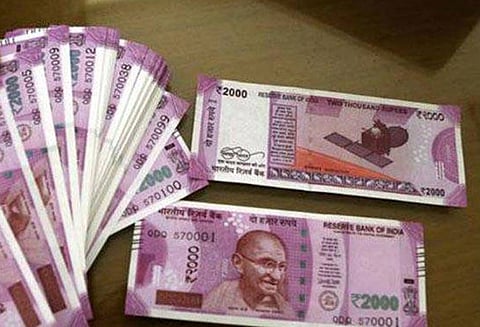 காதலி திடீரென கைவிட்டதால் திருமணத்துக்காக திருடிய ரூ.5 லட்சத்தை எரித்த வாலிபர்