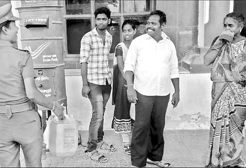 ரேஷன் கடை ஊழியர் மண்எண்ணெய் கேனுடன் வந்ததால் பரபரப்பு