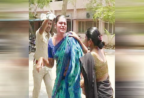 தீக்குளிக்க முயன்ற 2 திருநங்கைகள் கைது