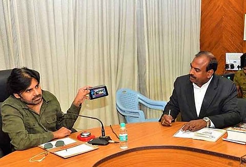 ஸ்ரீரெட்டி விவகாரம் ராம்கோபால் வர்மாவை கைது செய்யாவிட்டால் நடப்பதே வேறு - பவன் கல்யாண் எச்சரிக்கை