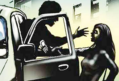 தங்கும் விடுதிக்கு வந்த இளம்ஜோடியை கடத்திச்சென்ற மர்ம நபர்களால் பரபரப்பு