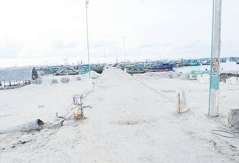 தடைக்காலம் எதிரொலி கோட்டைப்பட்டினம், ஜெகதாப்பட்டினம் மீன்பிடிதளங்கள் வெறிச்சோடின