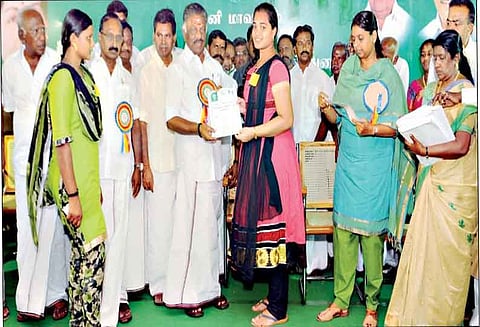 வேலைவாய்ப்பு முகாமில் 872 பேருக்கு பணி நியமன ஆணை