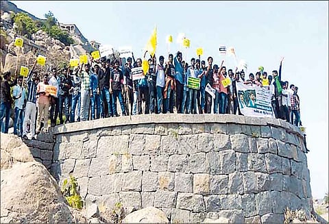 செஞ்சி கோட்டை மீது ஏறி போராட்டம்