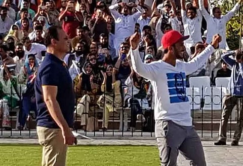 வாகா எல்லையில் இந்திய பாதுகாப்பு படை வீரர்களை பார்த்து சவால் விடும் சைகைகள் செய்த பாகிஸ்தான் கிரிக்கெட் வீரர்