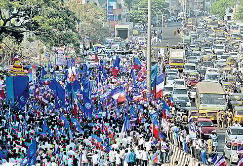 விடுதலை சிறுத்தைகள் உள்ளிட்ட கட்சியினர் போராட்டம் கவர்னரை சந்தித்து மனு கொடுத்தனர்